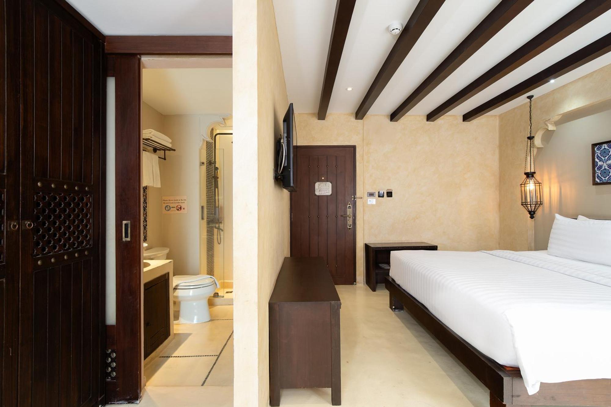 Dewan Hotel 3*